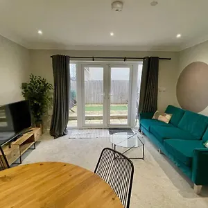Apartment Stylish Modern Two Bedroom With Garden, Cardiff