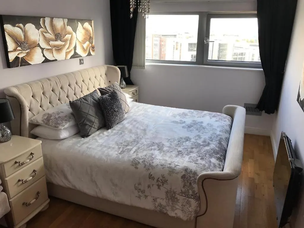 Stunning Spacious City Apartment With Free Parking