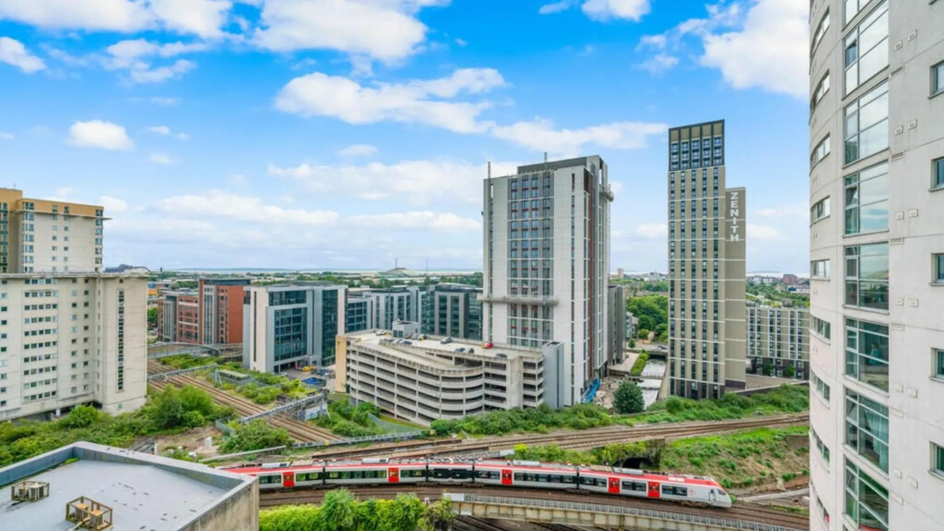 Stunning Spacious City Apartment With Free Parking